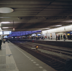 849425 Gezicht op de perrons van het N.S.-station Utrecht C.S. te Utrecht, bij avond.